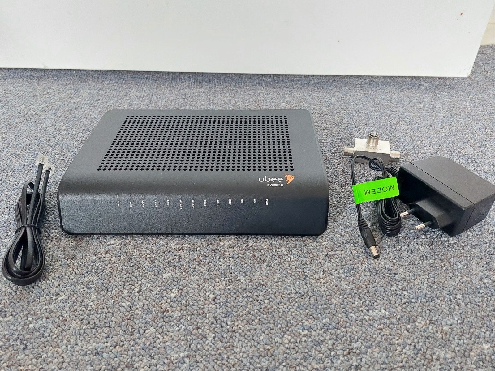 2x Ubee EVW321B Wifi modem, Ophalen of Verzenden, Zo goed als nieuw, Router met modem, Ubee