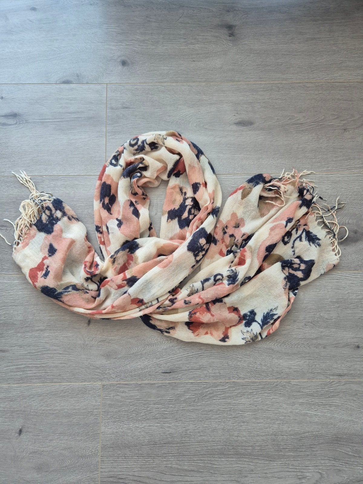 Zachte Bloemen Sjaal / Omslagdoek met Kwastjes, Kleding | Dames, Mutsen, Sjaals en Handschoenen, No logo, Ophalen of Verzenden