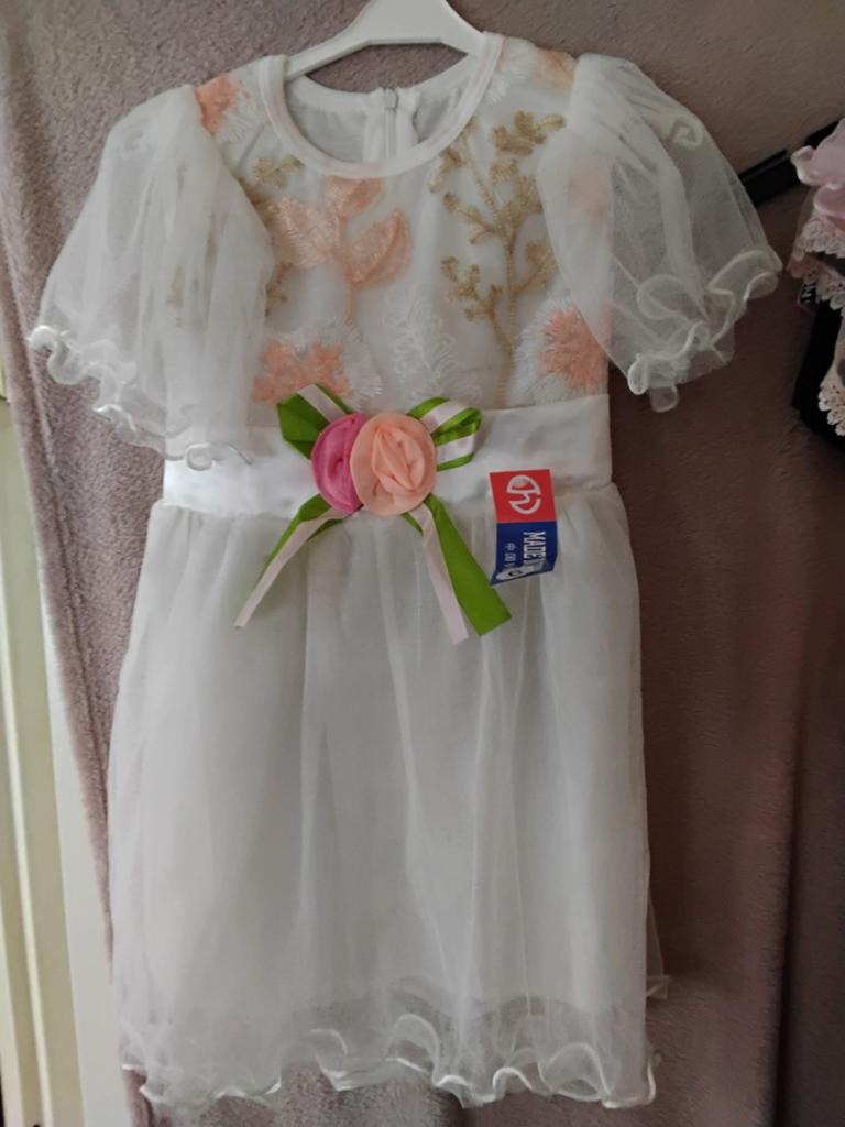 Mooie witte prinssen jurk met bloemen voor meisjes, maat 116, Ophalen of Verzenden, Nieuw, Onbekend, Meisje