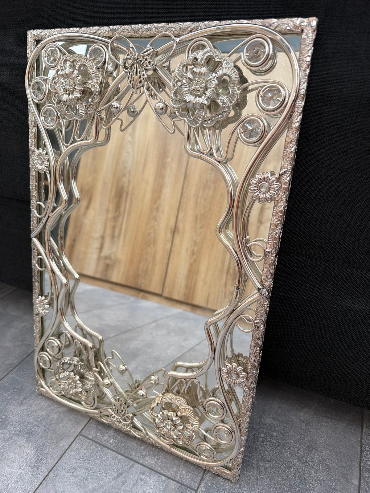 Decoratieve spiegel met sierlijke zilveren lijst, Antiek en Kunst, Antiek | Spiegels, Ophalen, Rechthoekig, Minder dan 50 cm, Minder dan 100 cm