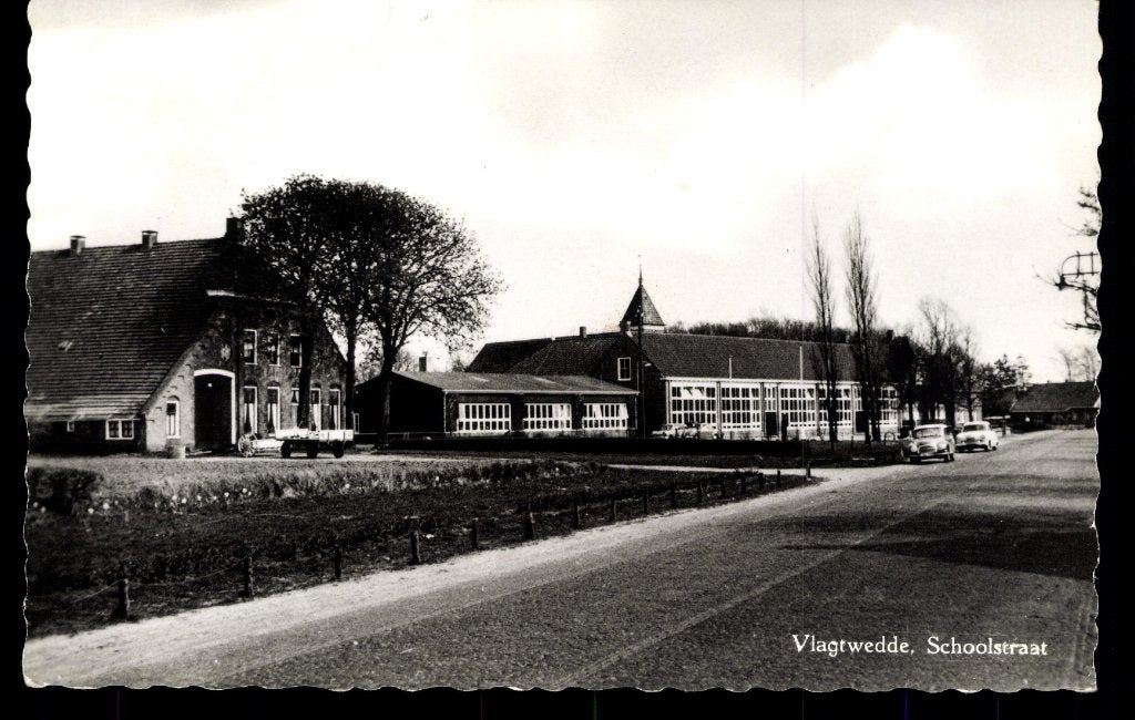 Vlagtwedde (Gr.), Schoolstraat met School, gelopen 1965, Verzamelen, Verzenden, 1960 tot 1980, Gelopen, Groningen