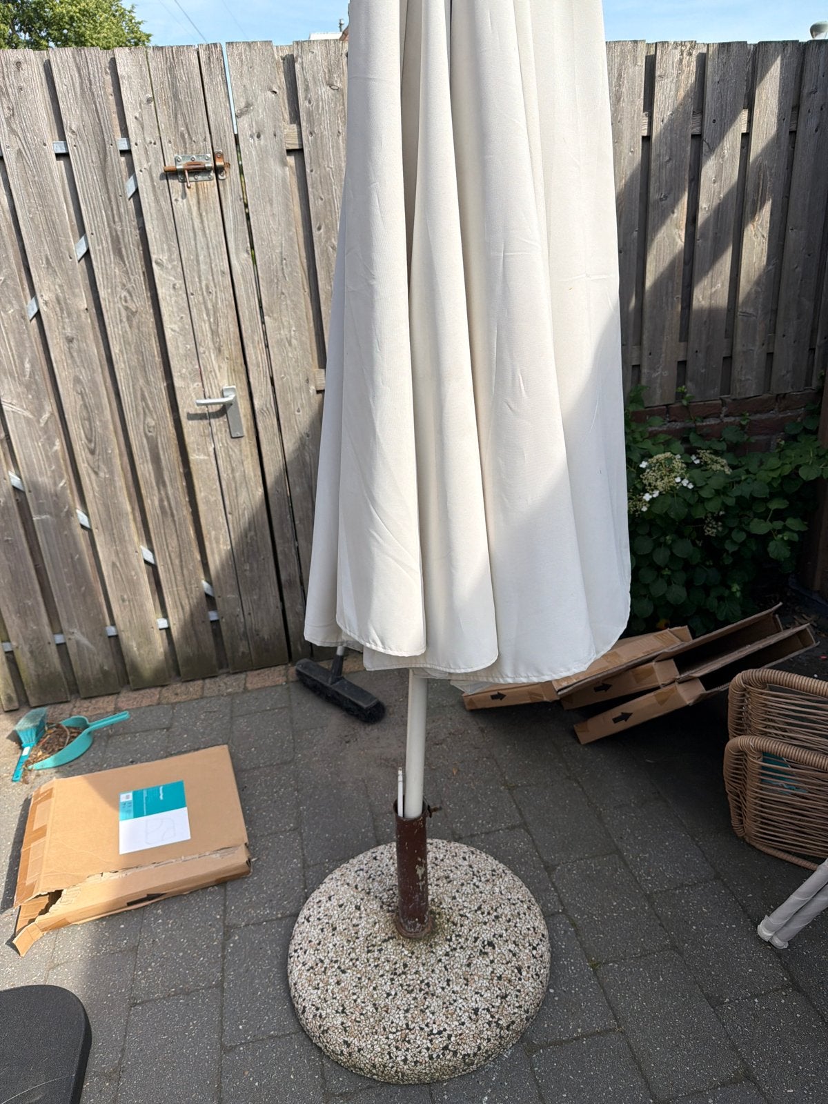Geatis Parasol met voet - Crème kleurig, Ophalen of Verzenden, Gebruikt, 2 tot 3 meter, Stokparasol