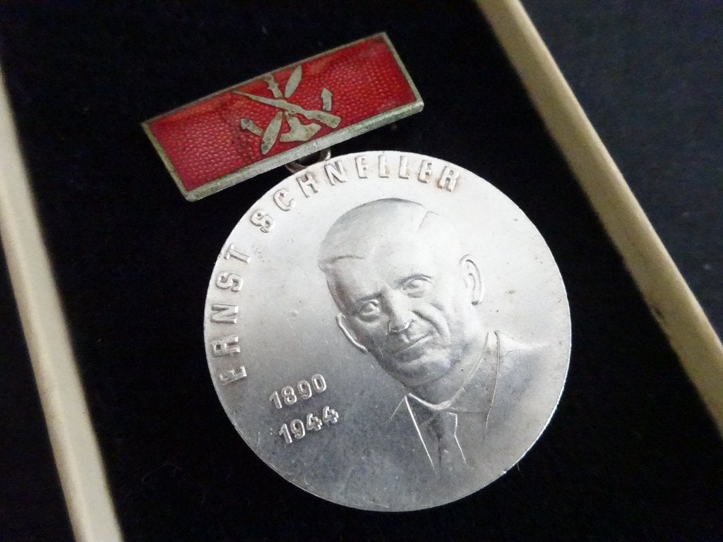 DDR:  Ernst Schneller Medaille Zilver, Verzamelen, Ophalen of Verzenden, Landmacht, Duitsland, Lintje, Medaille of Wings