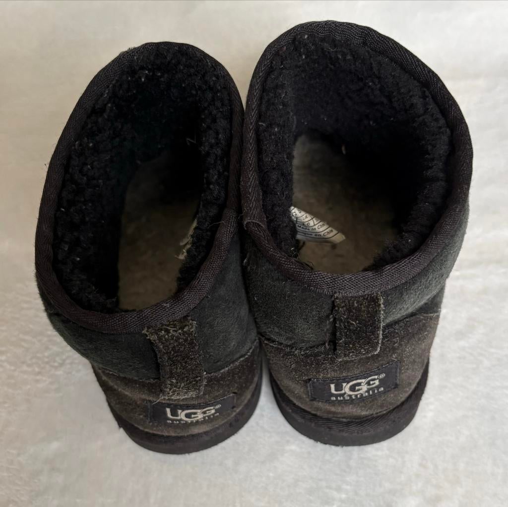 Zwarte UGG Australia Classic Mini laarzen, maat 35, Gebruikt, Jongen of Meisje, Ophalen of Verzenden, Laarzen