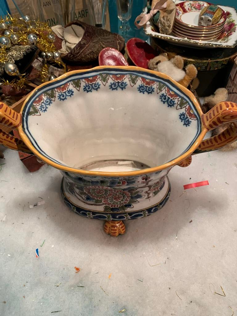 Makkum Tichelaar cachepot met oren en bloemdecoratie, Antiek en Kunst, Ophalen of Verzenden