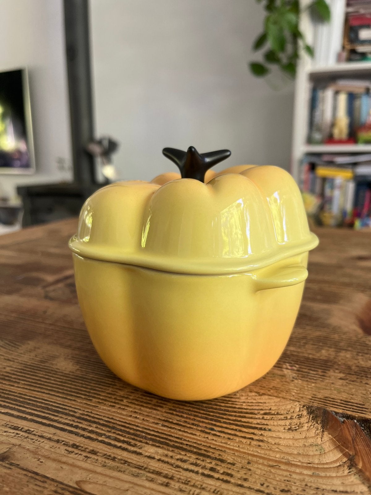 Le Creuset Paprika Mini Cocotte - Geel, Ophalen of Verzenden, Overige stijlen, Porselein, Schaal of Schalen