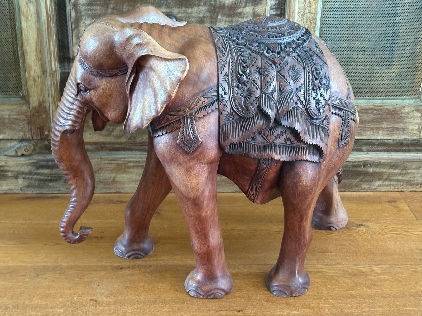Prachtige handgesneden houten olifant uit Indonesië, Verzamelen, Beelden en Beeldjes, Ophalen of Verzenden, Gebruikt, Dier
