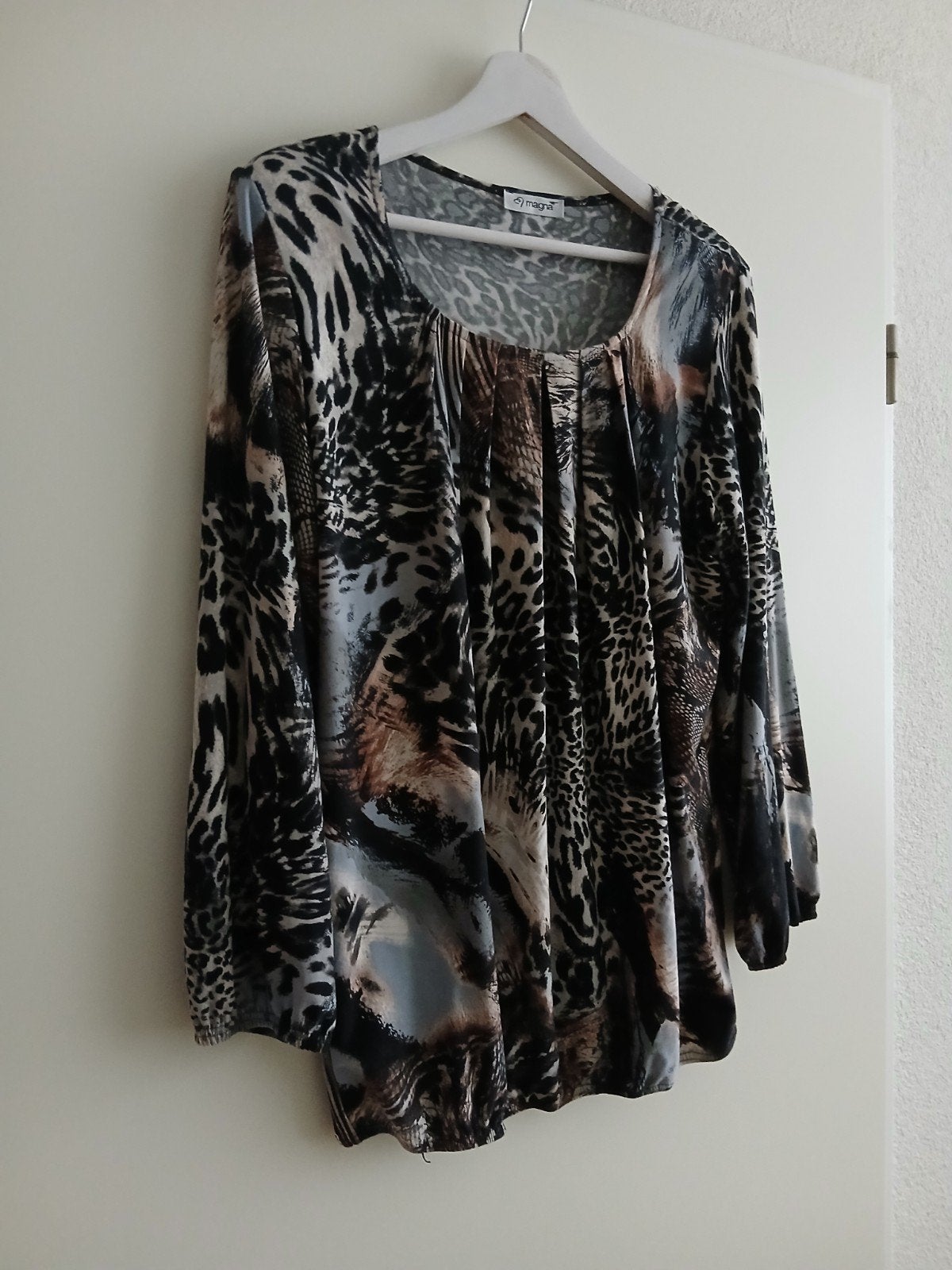 Modieuze nieuwe animal print blouse van MAGNA. Maat 40-42., Kleding | Dames, Bruin, Verzenden, Blouse of Tuniek, Nieuw