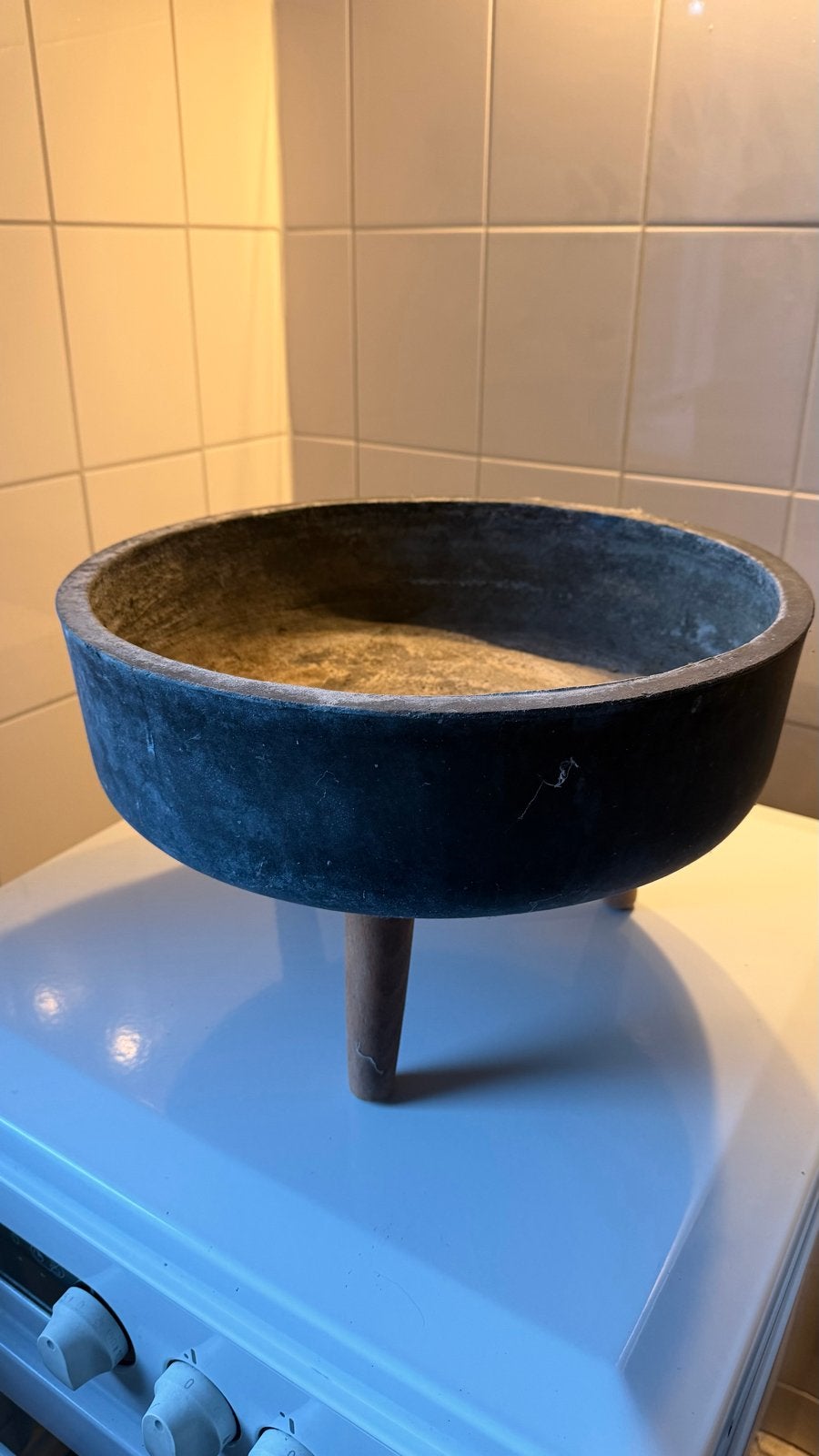Robuuste Schaal / Bloempot op Houten Pootjes, Schaal, Rond, Ophalen of Verzenden, Steen of Aardewerk