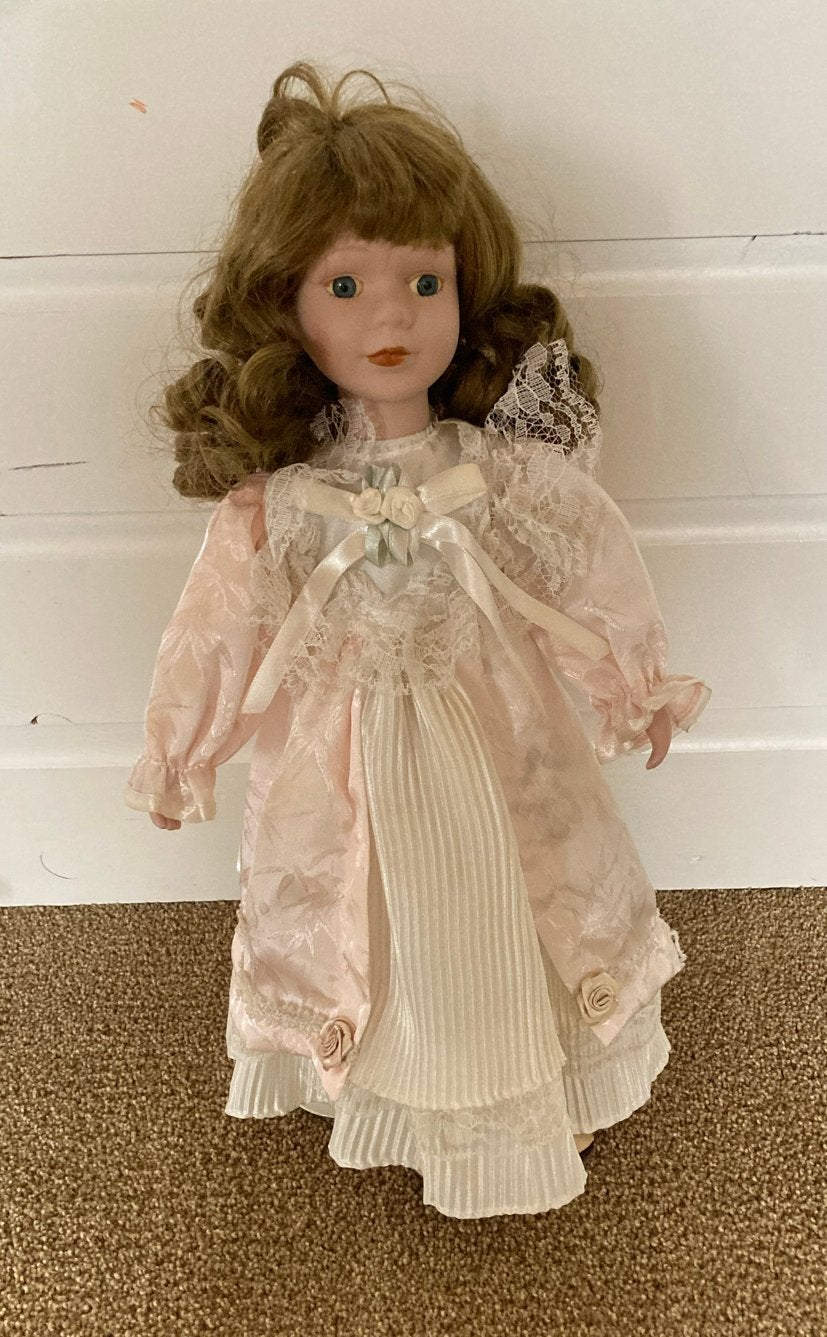 Lieve staande pop in roze jurk met mooi krullend haar, Ophalen of Verzenden, Zo goed als nieuw, Pop