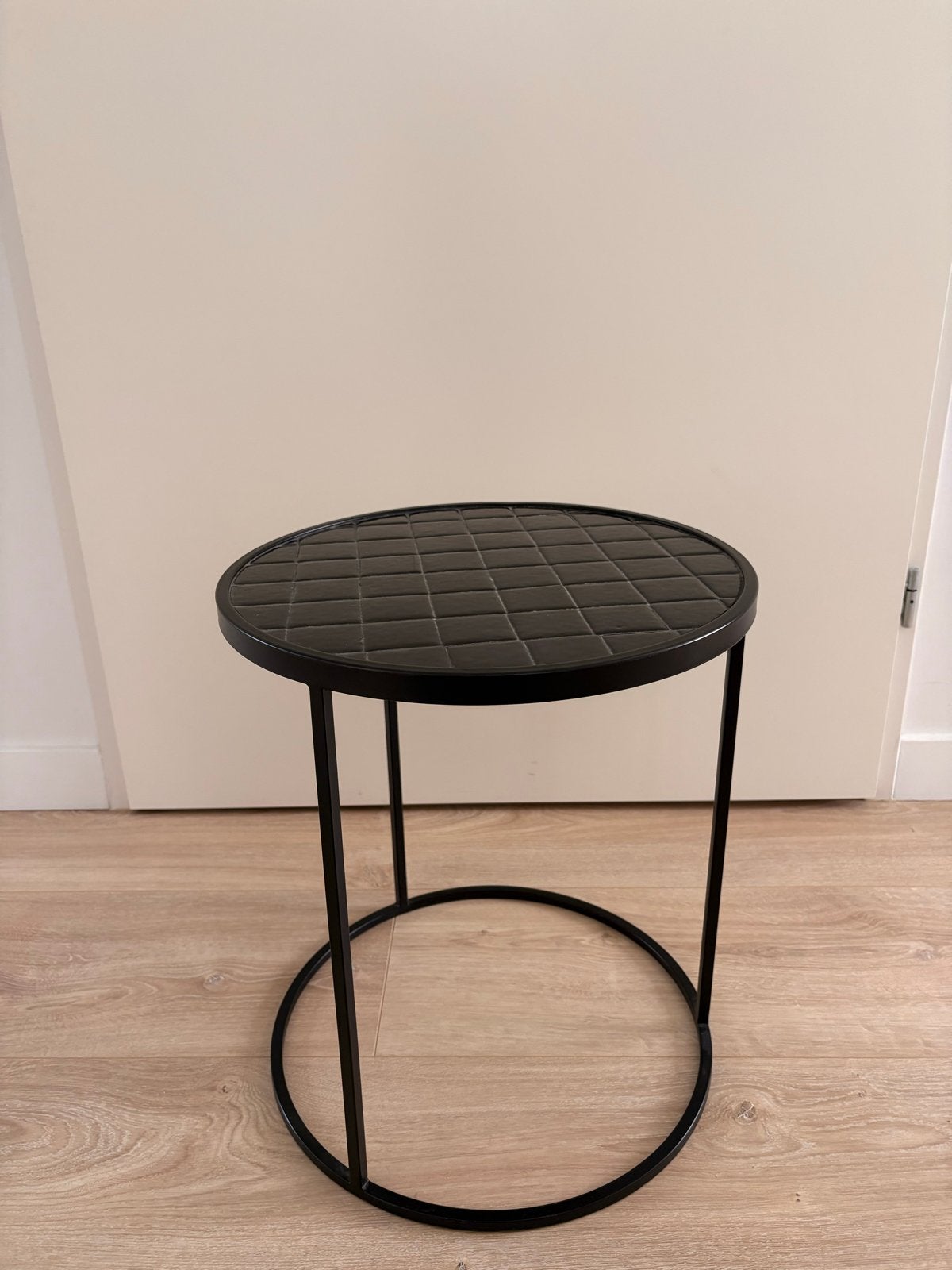 Zuiver Side Table Glazed – Zwart, Huis en Inrichting, Tafels | Bijzettafels, Minder dan 55 cm, Metaal of Aluminium, Rond, Zo goed als nieuw