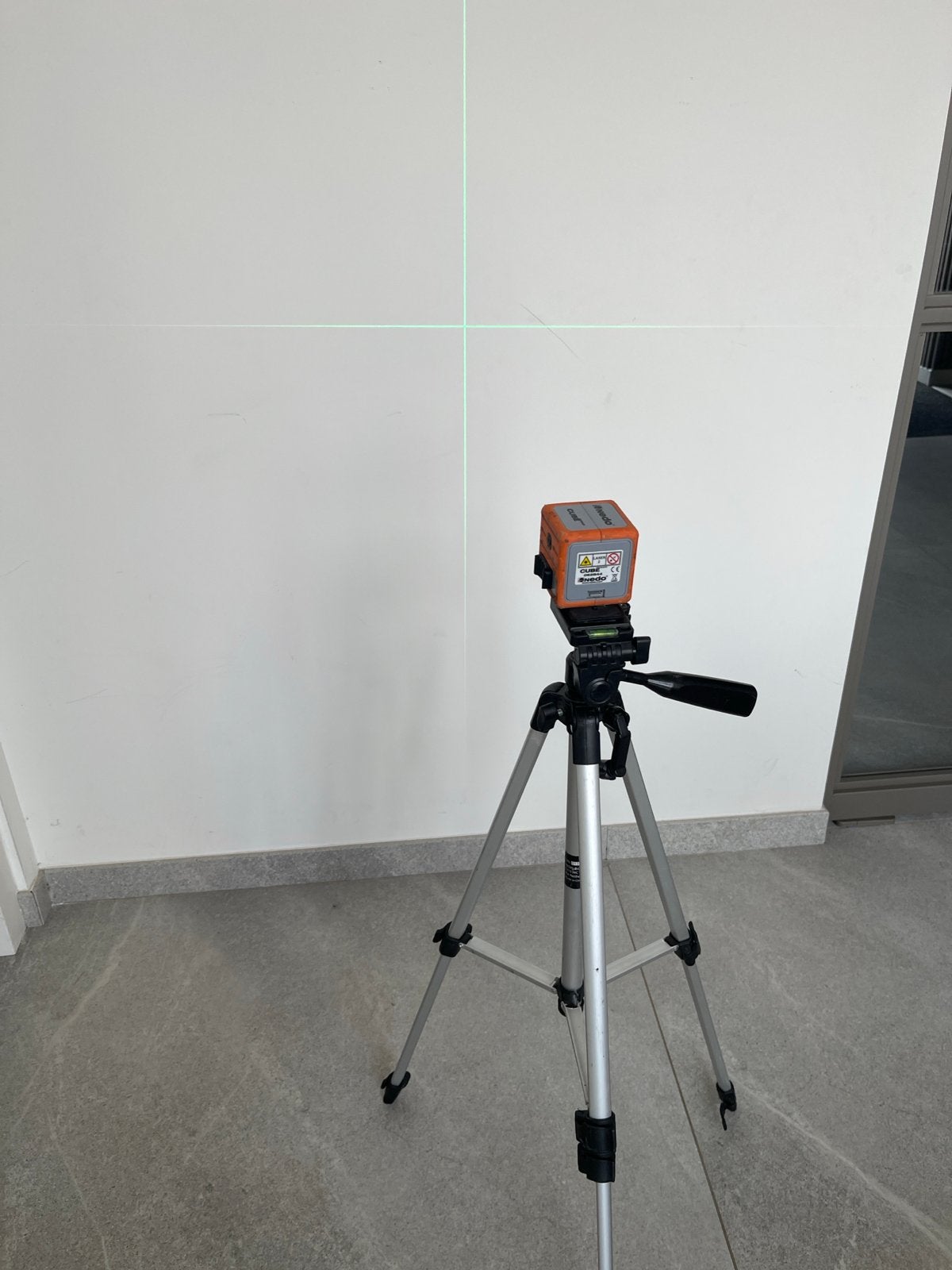 Nedo CUBE green laserwaterpas met statief, Doe-het-zelf en Verbouw, Ophalen of Verzenden, Gebruikt, Overige meters