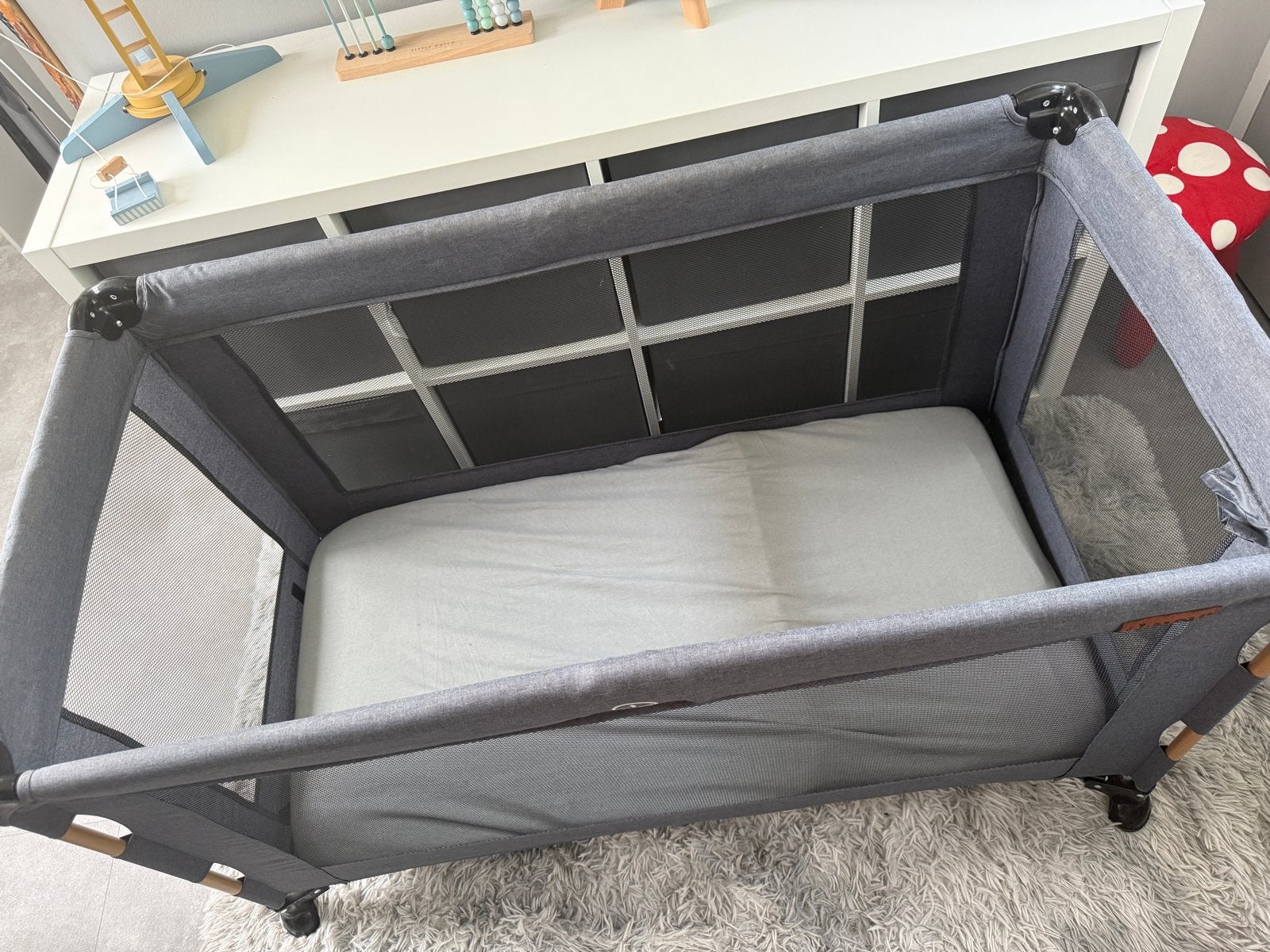 Novi campingbedje met commode en dik matras, Ophalen, Gebruikt, Minder dan 140 cm, Matras
