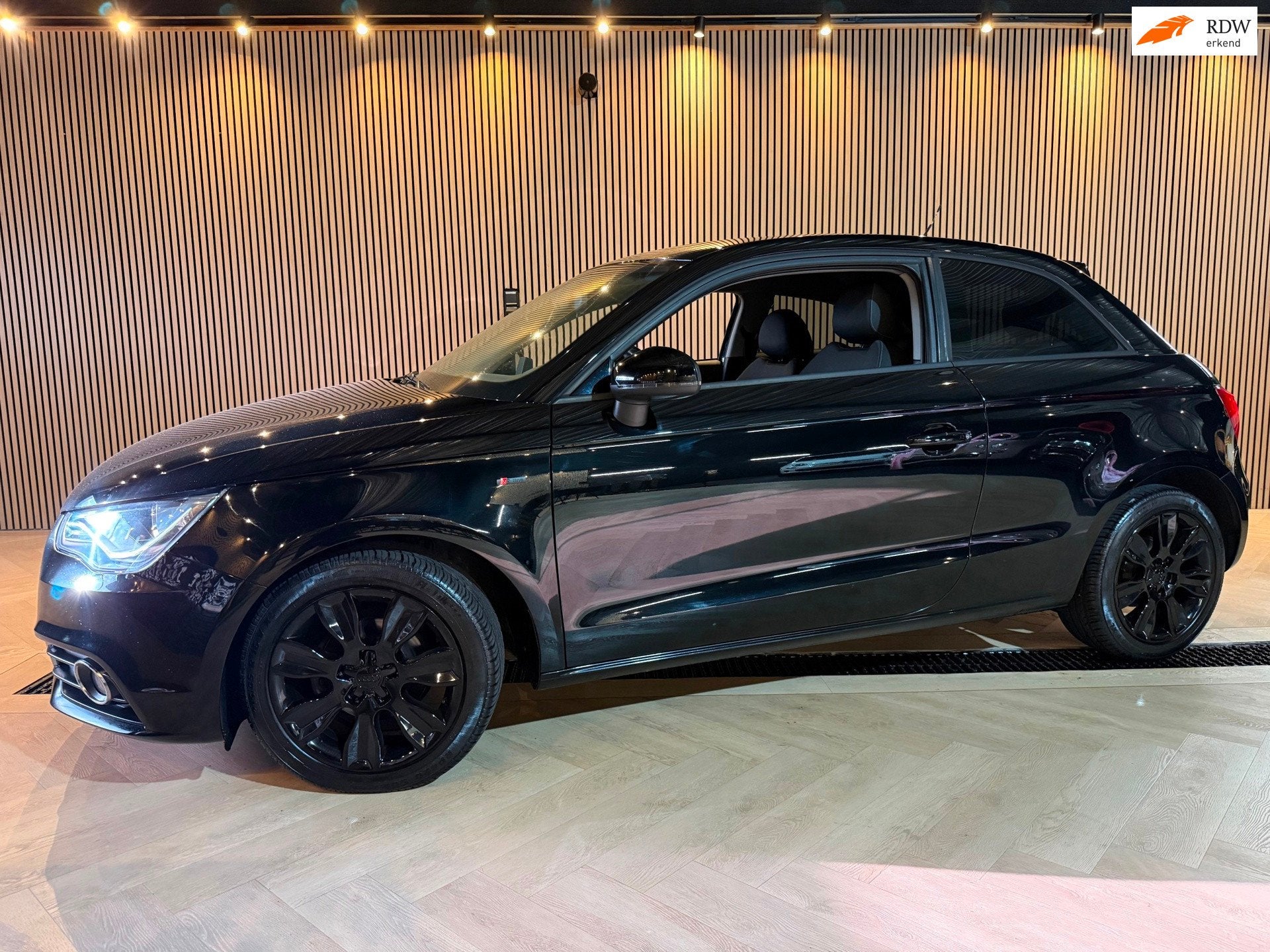 Audi A1 1.2 TFSI S-Line | Black on Black | LED | Bluetooth, Voorwielaandrijving, 86 pk, Zwart, 4 cilinders