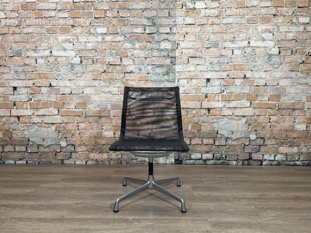 Herman Miller Eames Aluminum Group Side Chair bij TheReSales, Ophalen, Zwart, Zo goed als nieuw, Eén