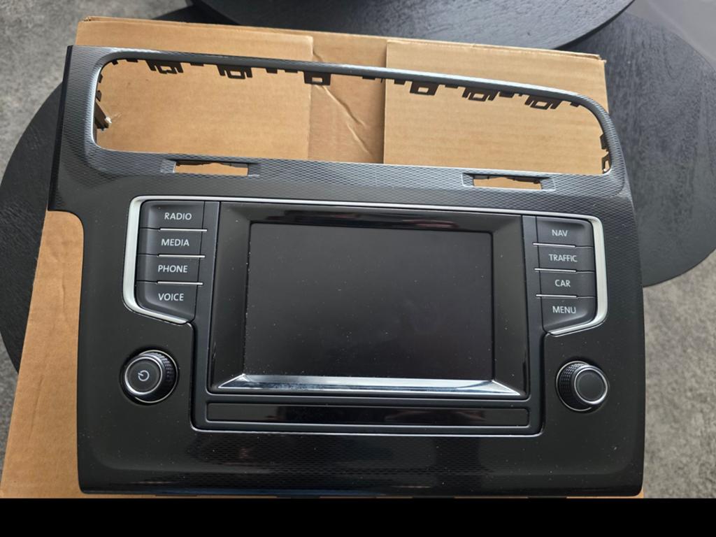 Radio Volkswagen d'origine avec finition en carbone - 5G0 919 605 D