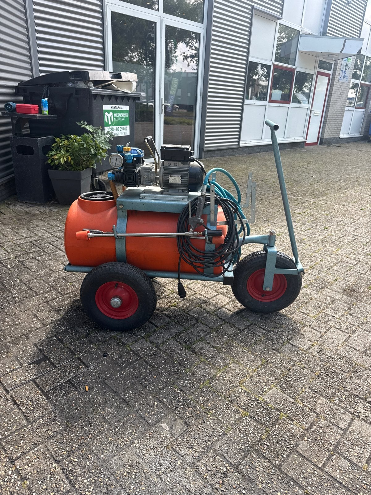 Mobiele spuitwagen met compressor en tank, Gebruikt, 10 bar of meer, Ophalen of Verzenden, Minder dan 200 liter/min