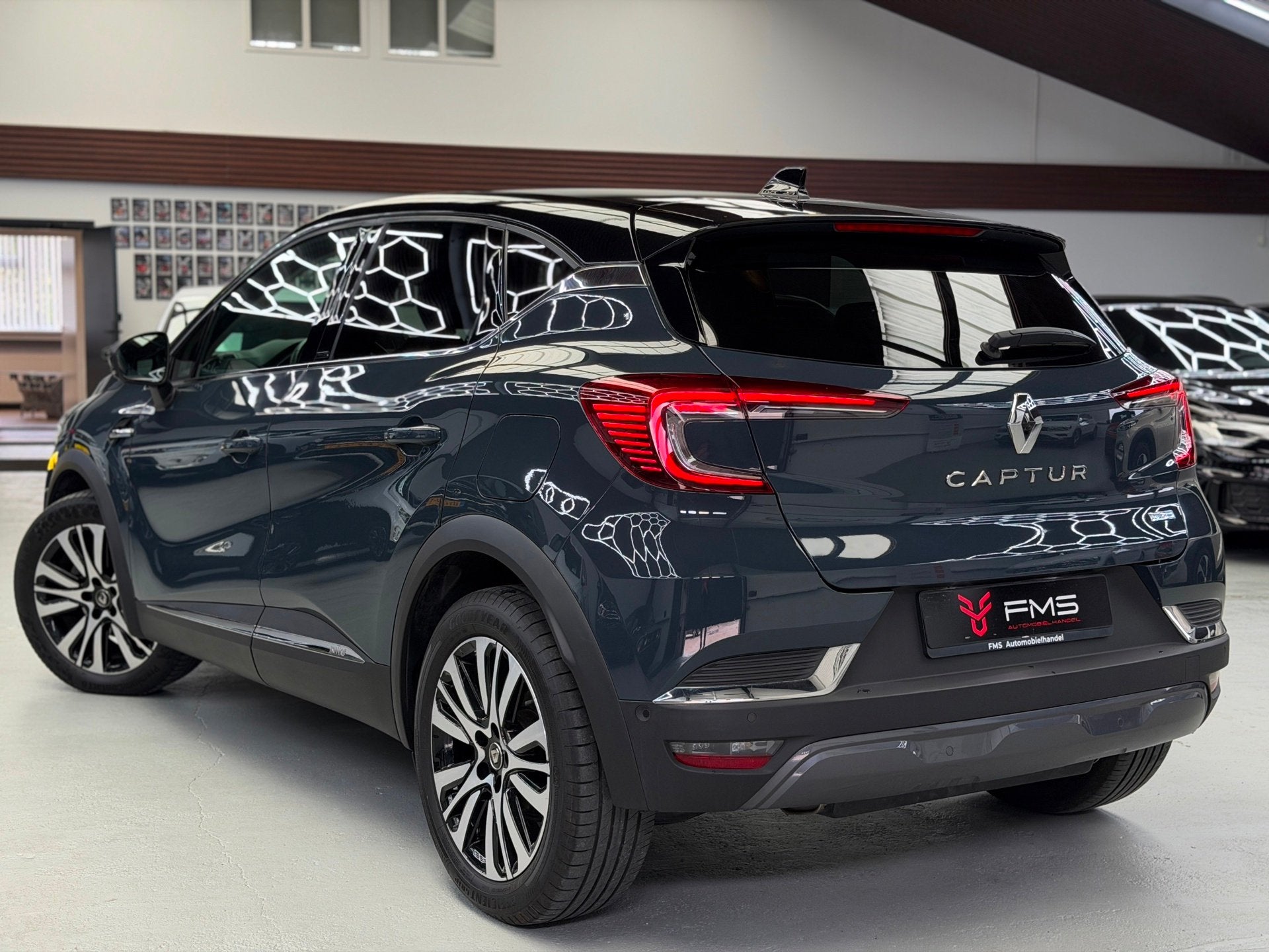 Renault Captur 1.6 E-Tech Plug-in Hybrid 160 Initiale Paris, 77 km/l, Gebruikt, 4 cilinders, Met garantie (alle)