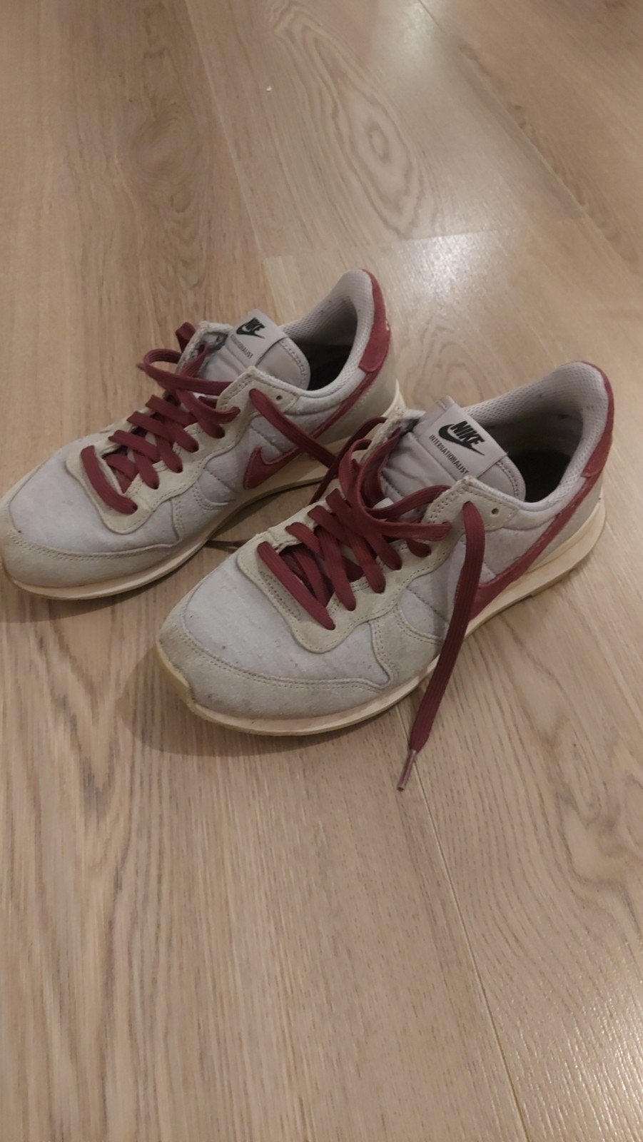 Nike Internationalist Sneakers - Grijs/Rood maat 40.5, Kleding | Dames, Nike, Ophalen of Verzenden, Sneakers of Gympen, Grijs