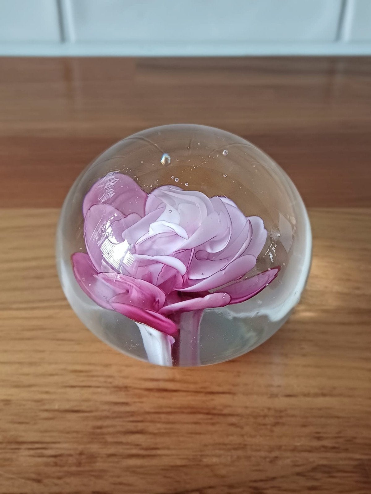 Glazen presse-papier met roze bloem, Roze, Ophalen of Verzenden, Zo goed als nieuw, Modern