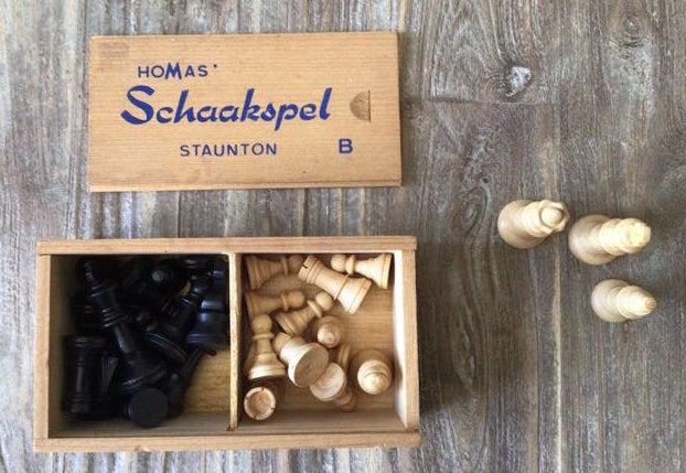 Homas Schaakstukken Staunton in houten doosje, Een of twee spelers, Ophalen of Verzenden, Gebruikt, Reisspel