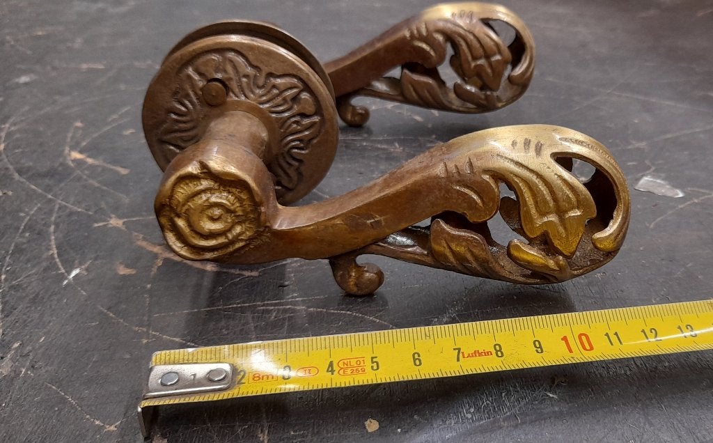 Oud sierlijk deurbeslag messing, Doe-het-zelf en Verbouw, Hang- en Sluitwerk, Ophalen of Verzenden, Gebruikt, Koper of Messing