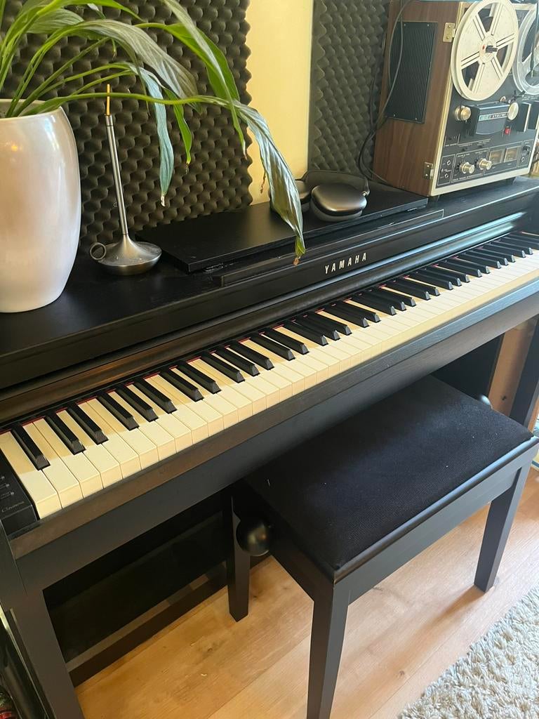 Yamaha CLP-825 Digitale Piano inclusief kruk, Ophalen, Zo goed als nieuw, Zwart