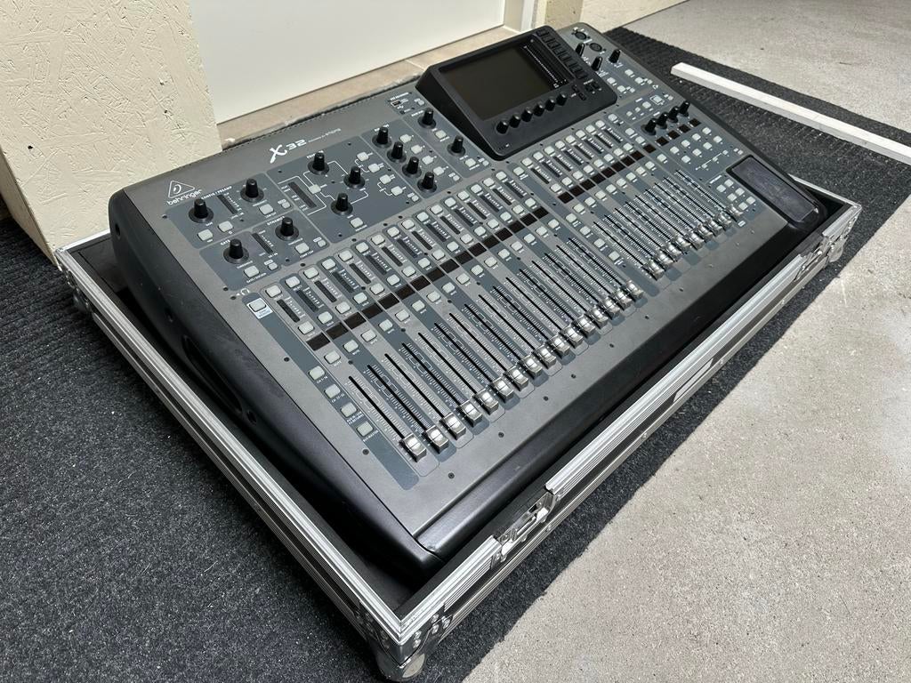 Behringer X32 Mengpaneel met Flightcase en Standaard, Muziek en Instrumenten, Mengpanelen, Ophalen, Zo goed als nieuw, 20 kanalen of meer