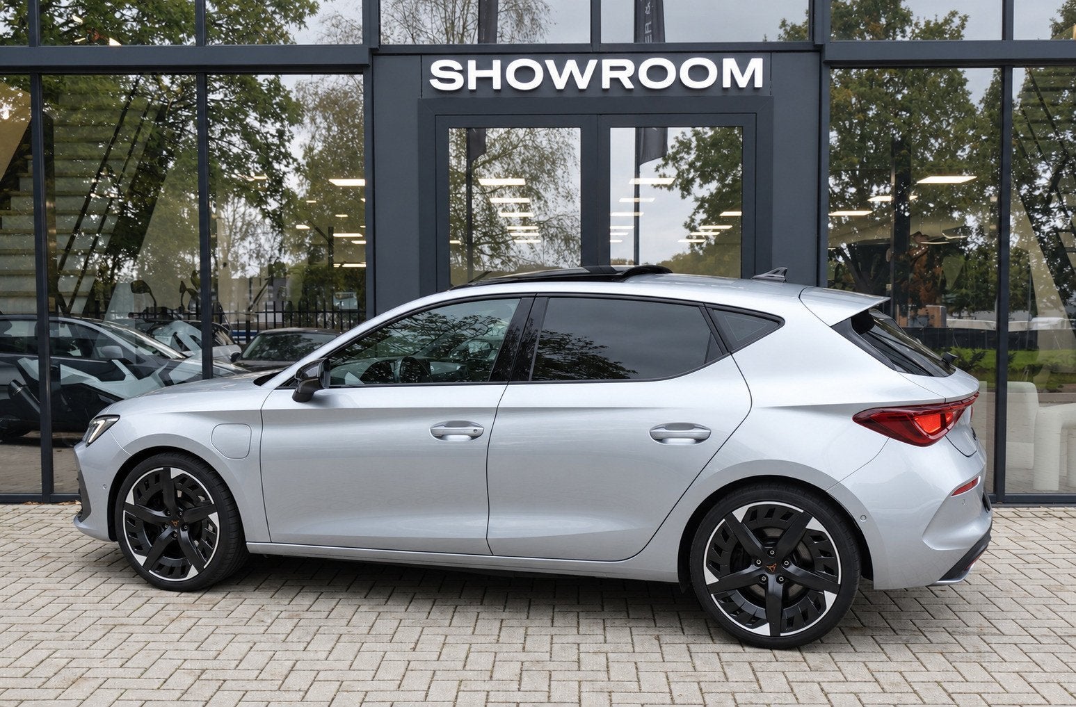 CUPRA Leon 1.4 e-Hybrid VZ Adrenaline PANO KEYLESS ACC CAM, Auto's, Dealer onderhouden, 77 km/l, Gebruikt, Zwart