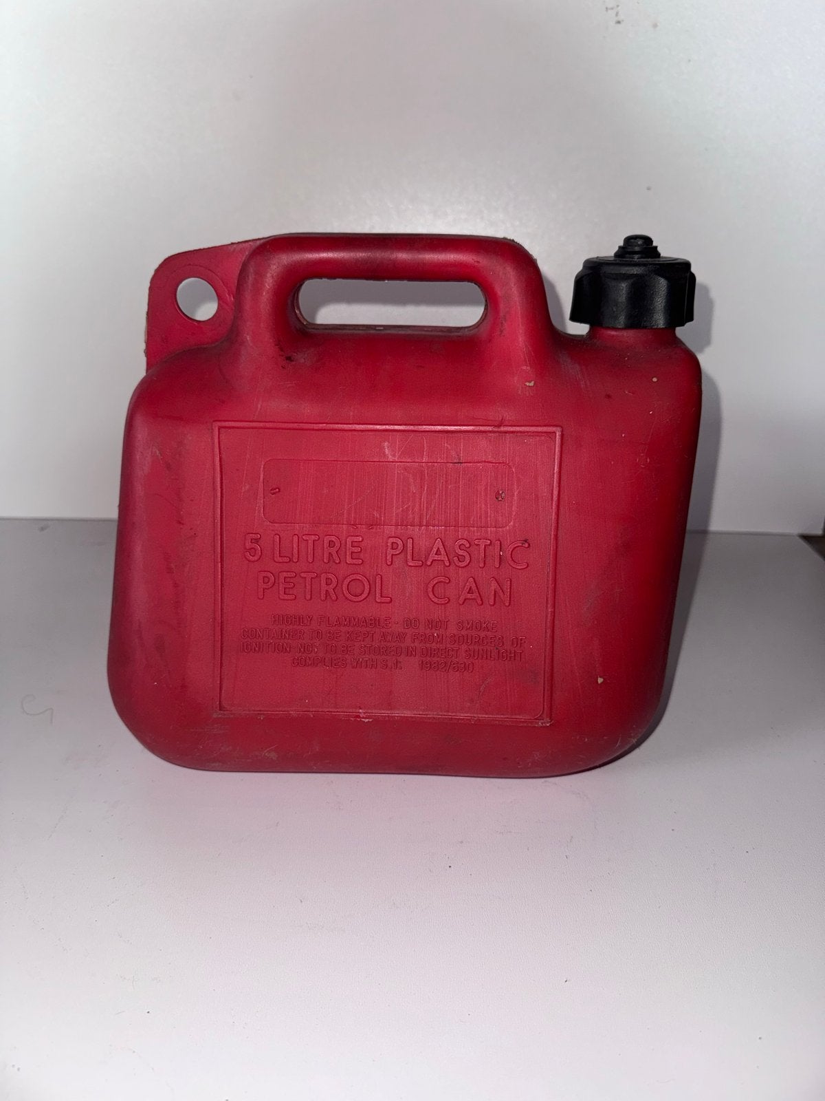 Rode 5 Liter Plastic Benzine Jerrycan - 26x15x25 cm, Auto diversen, Overige Auto diversen, Ophalen of Verzenden