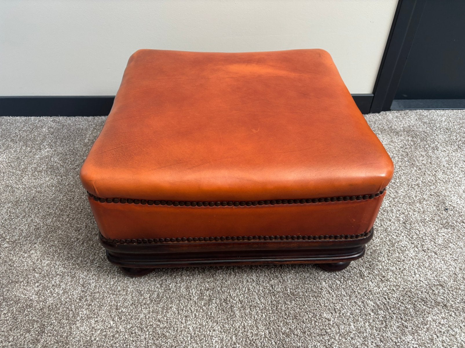 Vintage leren poef in Engelse Chesterfield stijl, Huis en Inrichting, Banken | Voetenbanken en Poefen, Ophalen, Zo goed als nieuw