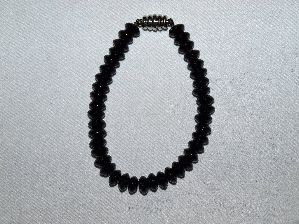 Zwarte kralen armband met zilverkleurige magnetischesluiting, Overige materialen, Zwart, Nieuw, Ophalen of Verzenden