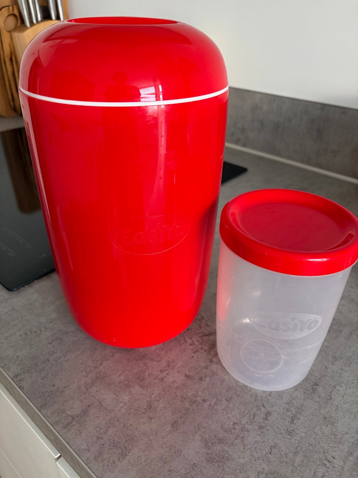Rode yoghurtmaker Easiyo met beker - Zo goed als nieuw, Ophalen of Verzenden, Zo goed als nieuw