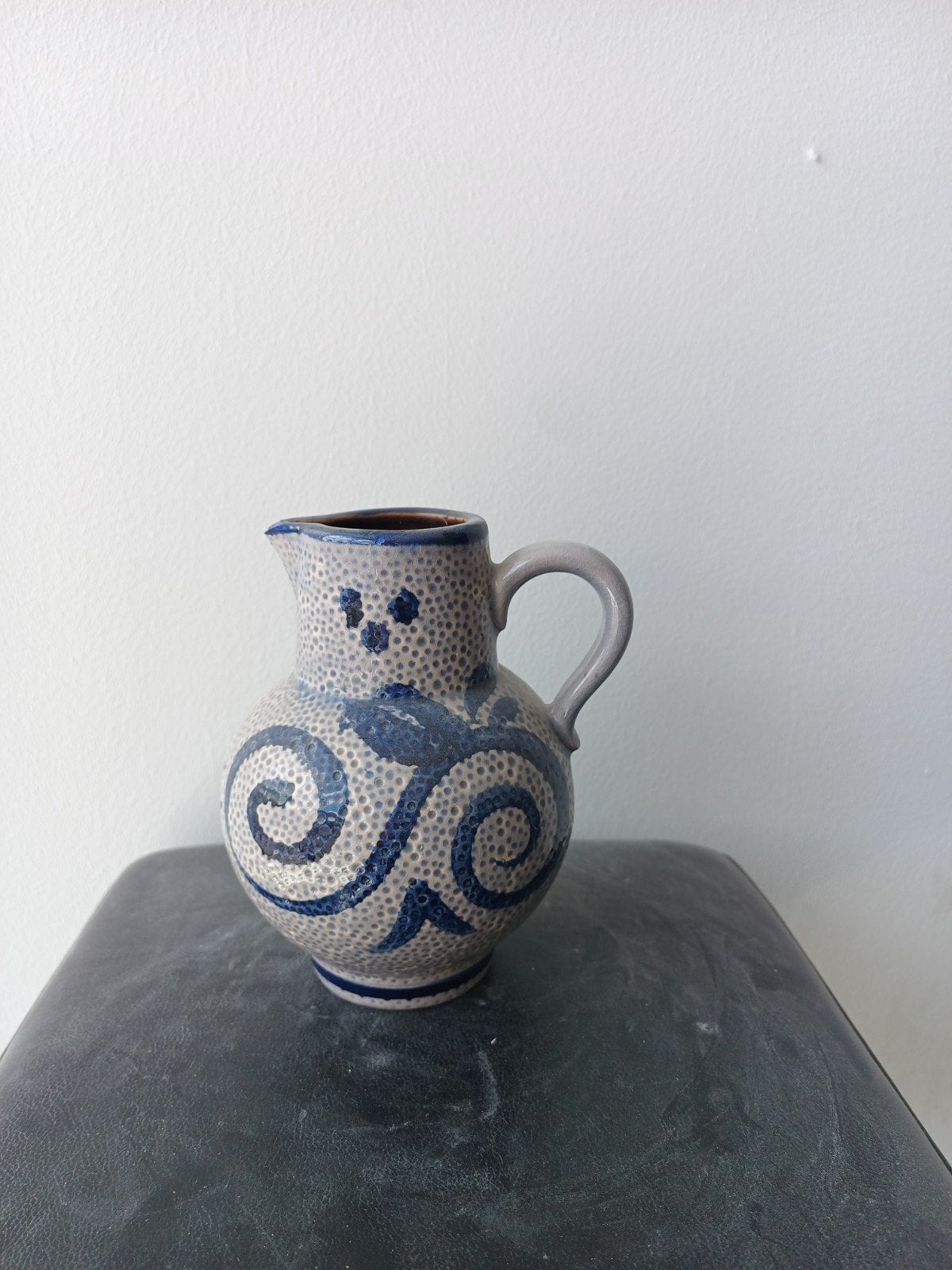 Vintage Westerwald Kruik - Grijs met Blauw Decor, Antiek en Kunst, Antiek | Vazen, Ophalen of Verzenden