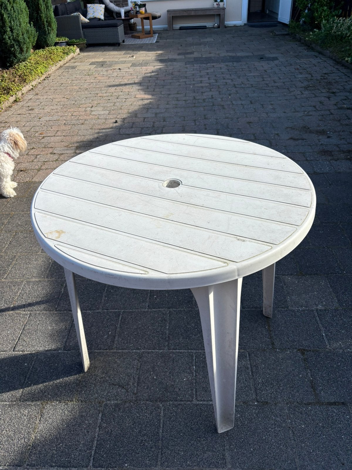 Ronde witte tuin tafel, Ophalen, Zo goed als nieuw, Rond, Kunststof