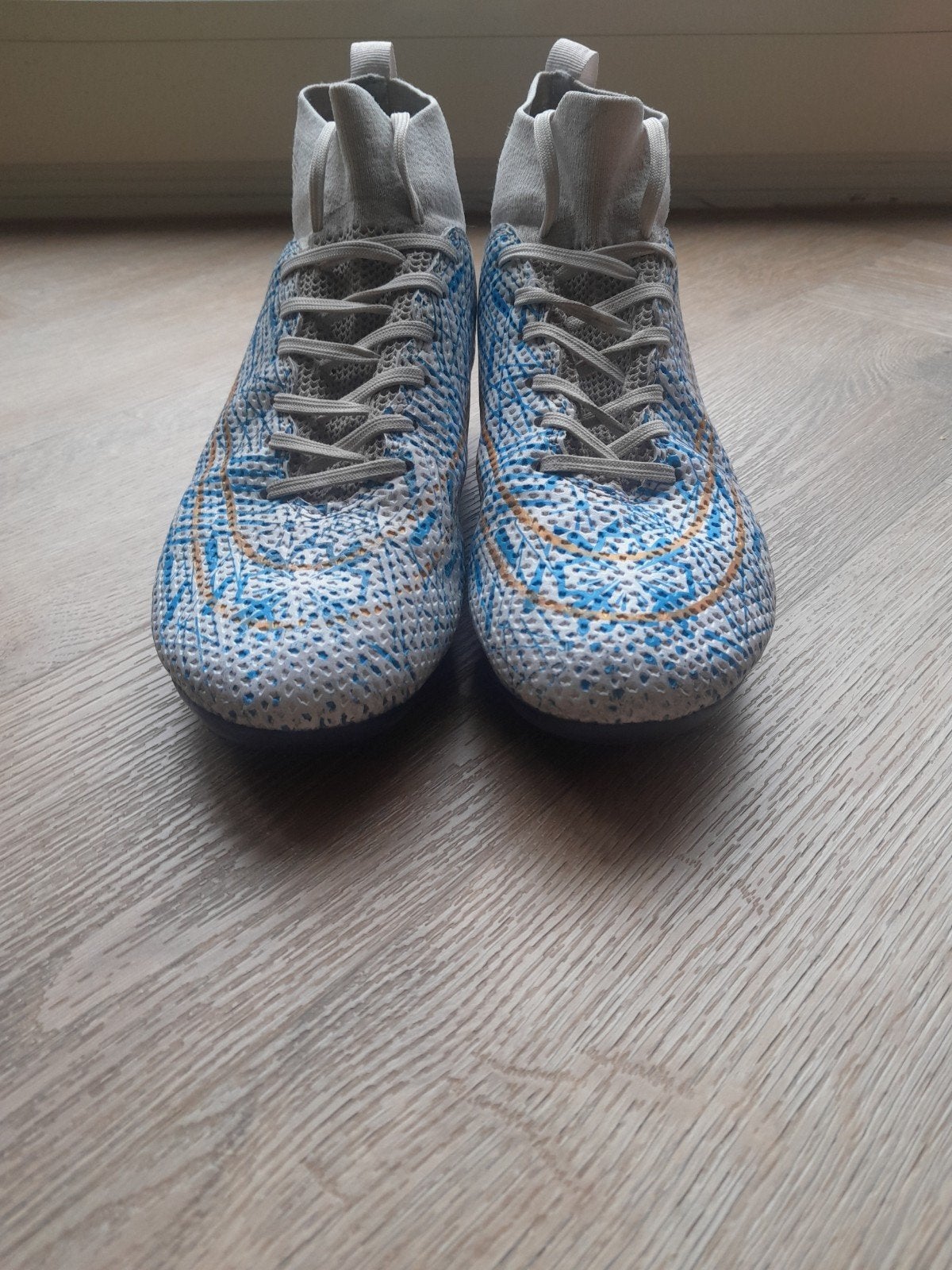 Voetbalschoenen maat 39 met hoog sokje, Sport en Fitness, Voetbal, Ophalen of Verzenden, Gebruikt, Schoenen