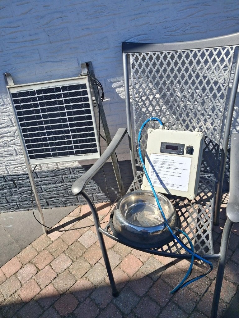 zonnepaneeltje drinkbak kippen, Ophalen, Zo goed als nieuw, Drinken en Voederen