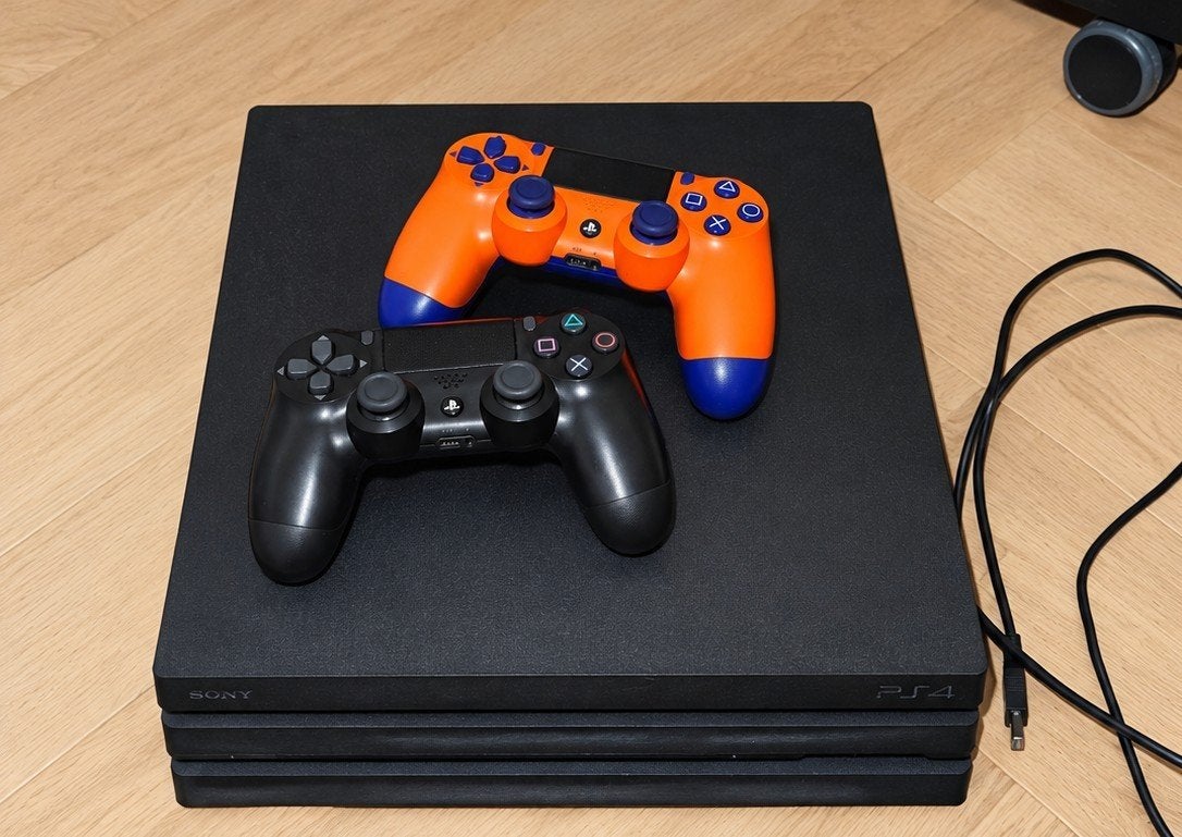 Sony PlayStation 4 Pro met 2 controllers en kabels, Spelcomputers en Games, Ophalen, Gebruikt, Met 2 controllers, 1 TB