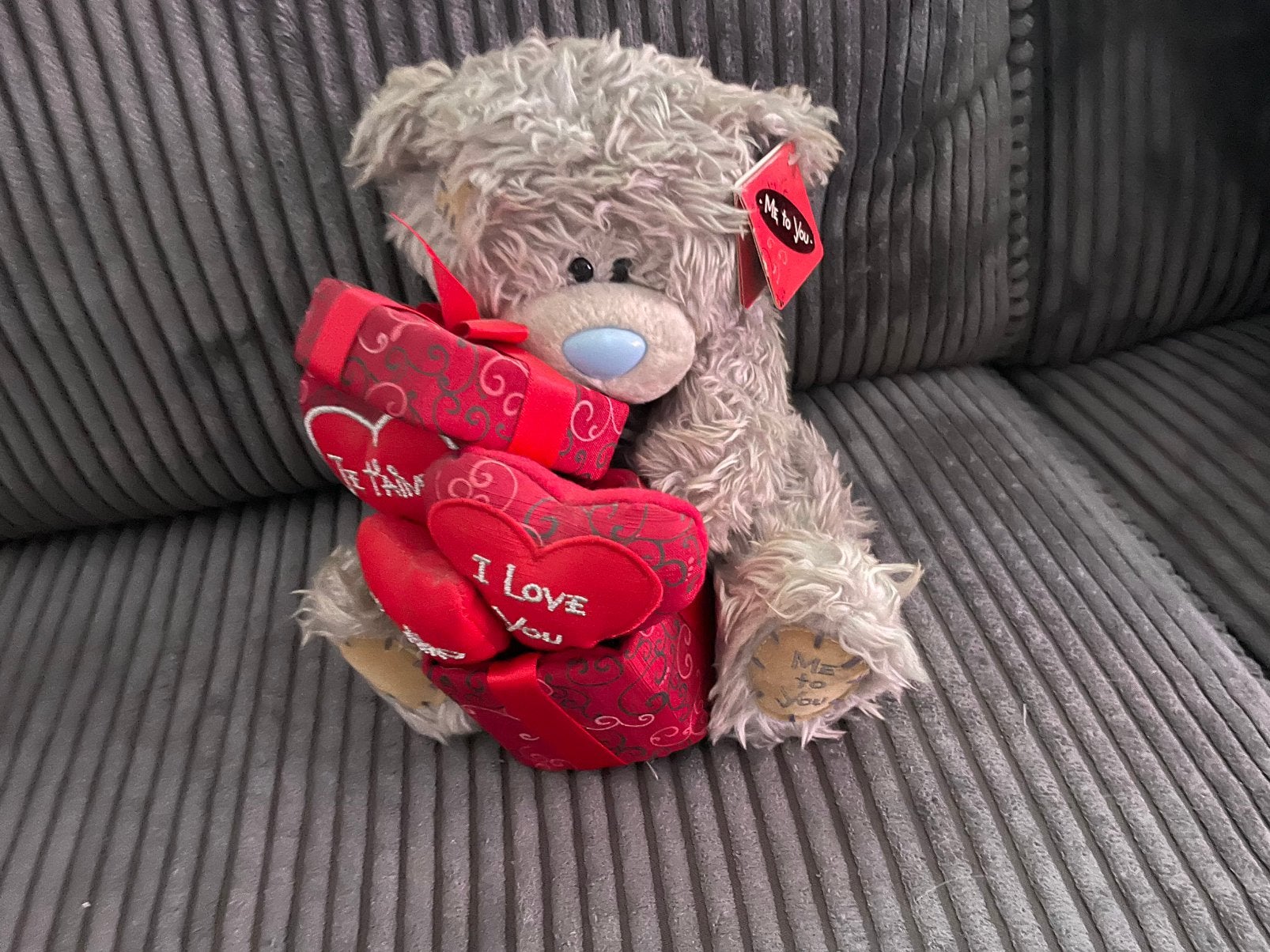 Heel mooi grijs me to you beertje met rood doosje met harten, Verzamelen, Beren en Cherished Teddies, Ophalen of Verzenden, Zo goed als nieuw