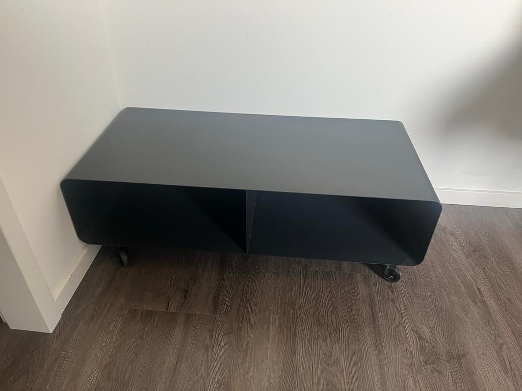 Zwart metalen tv-meubel/bijzettafel op wieltjes (90x30x42), Huis en Inrichting, Kasten | Televisiemeubels, Ophalen, 50 tot 100 cm