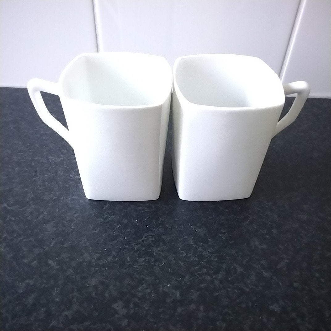 2 witte strakke limoges mokken, Ophalen of Verzenden, Porselein, Overige stijlen, Kop(pen) en/of Schotel(s)