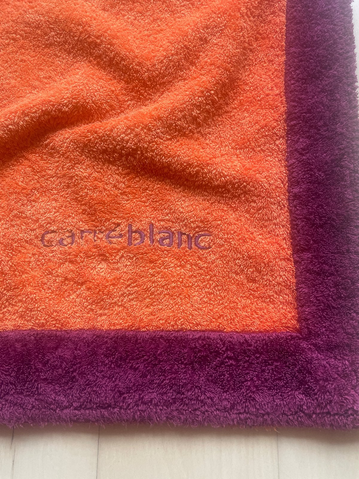 Badmat van Carré Blanc  Oranje/Paars - 2 stuks, Ophalen of Verzenden, Zo goed als nieuw, Oranje, Handdoek