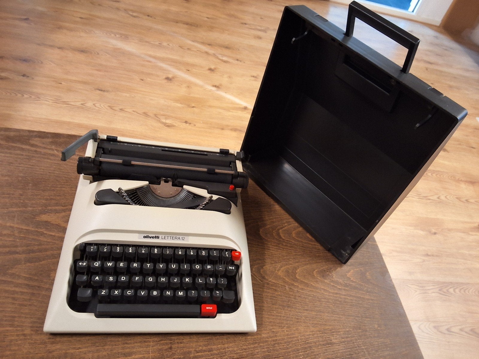 Olivetti Lettera 12 slanke typemachine vintage retro design, Ophalen of Verzenden