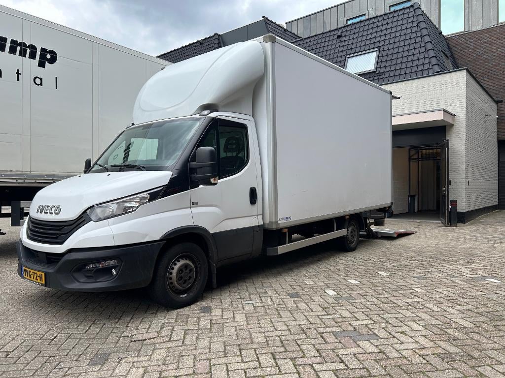 Iveco Daily 35S18 3.0D 130KW 2022 Wit 29.000km!, Zwart, 4 cilinders, Iveco, Leder en Stof