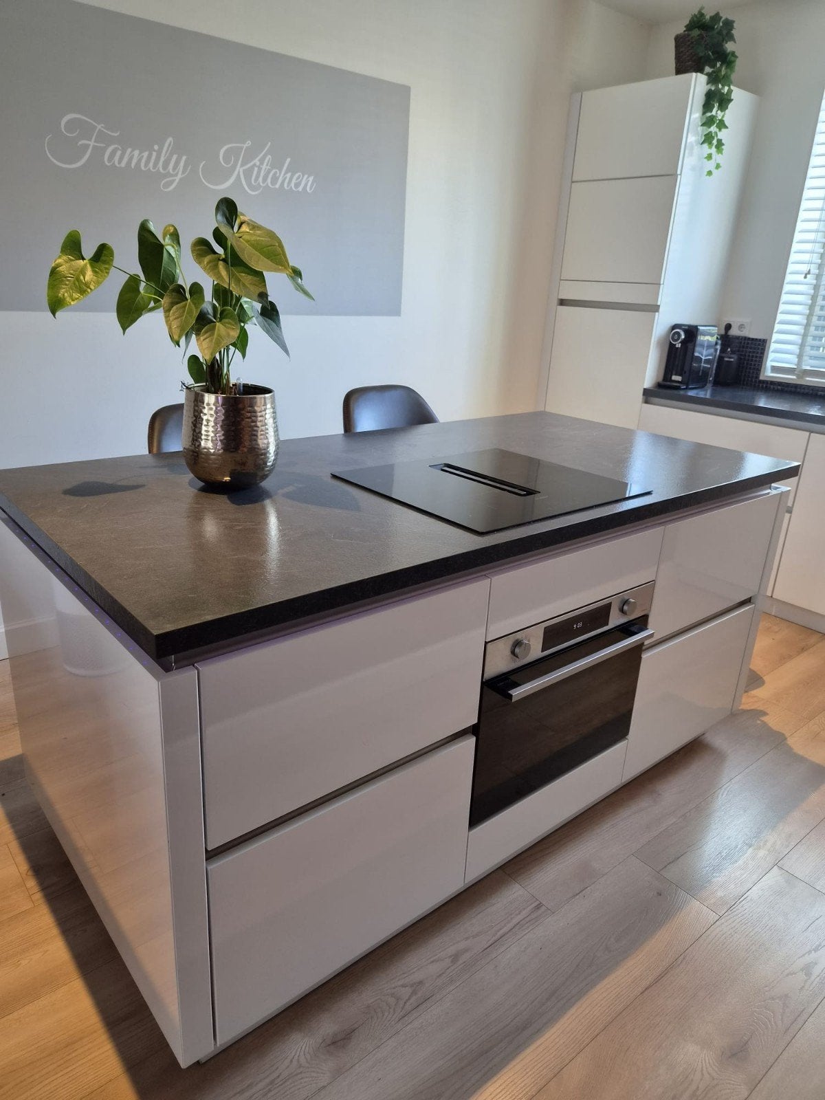 Moderne keuken met kookeiland (zonder inbouwapparatuur), Ophalen, Gebruikt, Wit, Met kookeiland