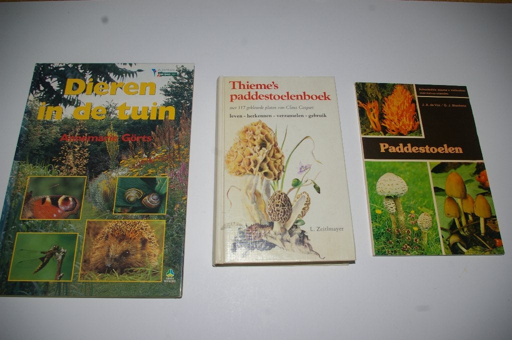 Diverse boeken over dieren, paddenstoelen in en om de tuin., Ophalen of Verzenden, Zo goed als nieuw