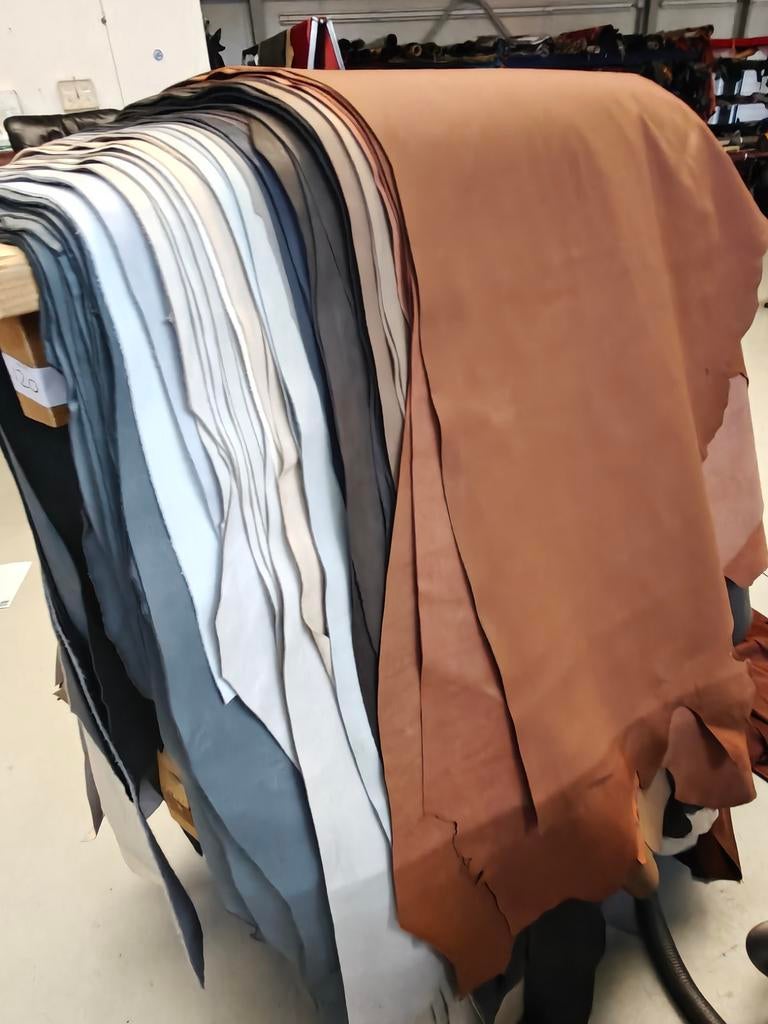 Halve huiden heel mooi leer in allerlei kleuren, Hobby en Vrije tijd, Stoffen en Lappen, Nieuw, Leer of Kunstleer, 30 tot 120 cm
