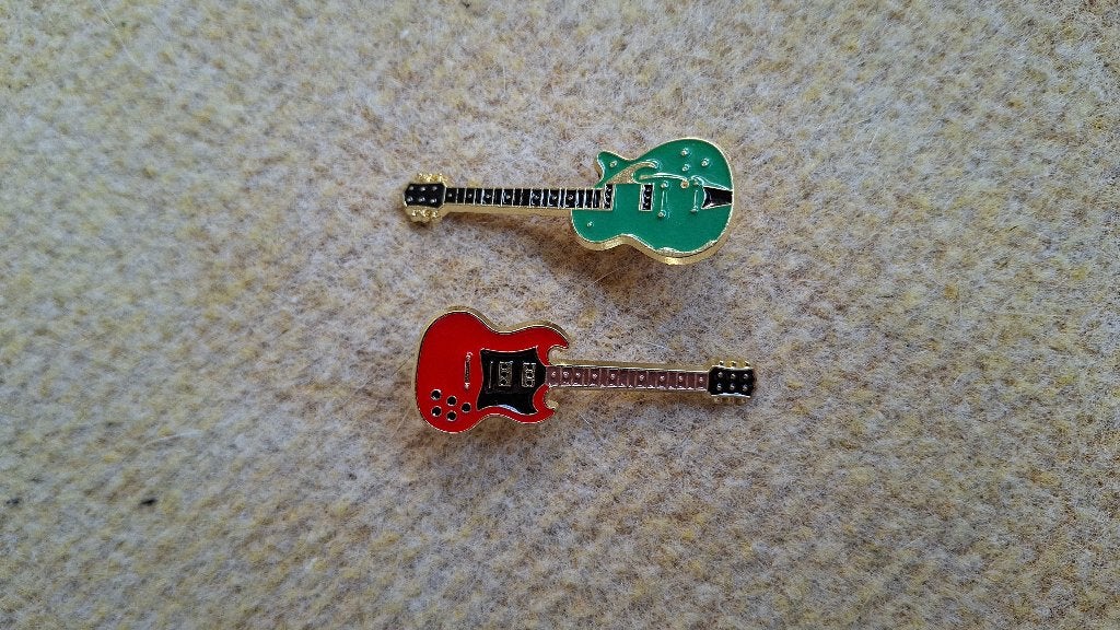 2 mooie pins van een groene en rode gitaar te koop, Ophalen of Verzenden, Nieuw, Overige onderwerpen, Speldje of Pin