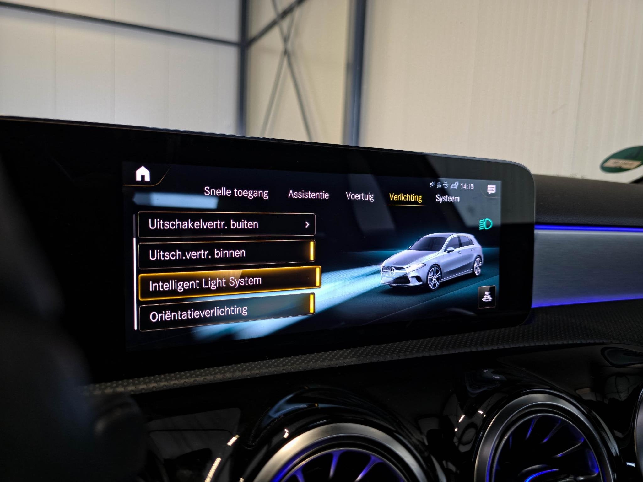 Foto 19 van Mercedes-Benz A-klasse 180 AMG | Burmester | Panoramadak | M