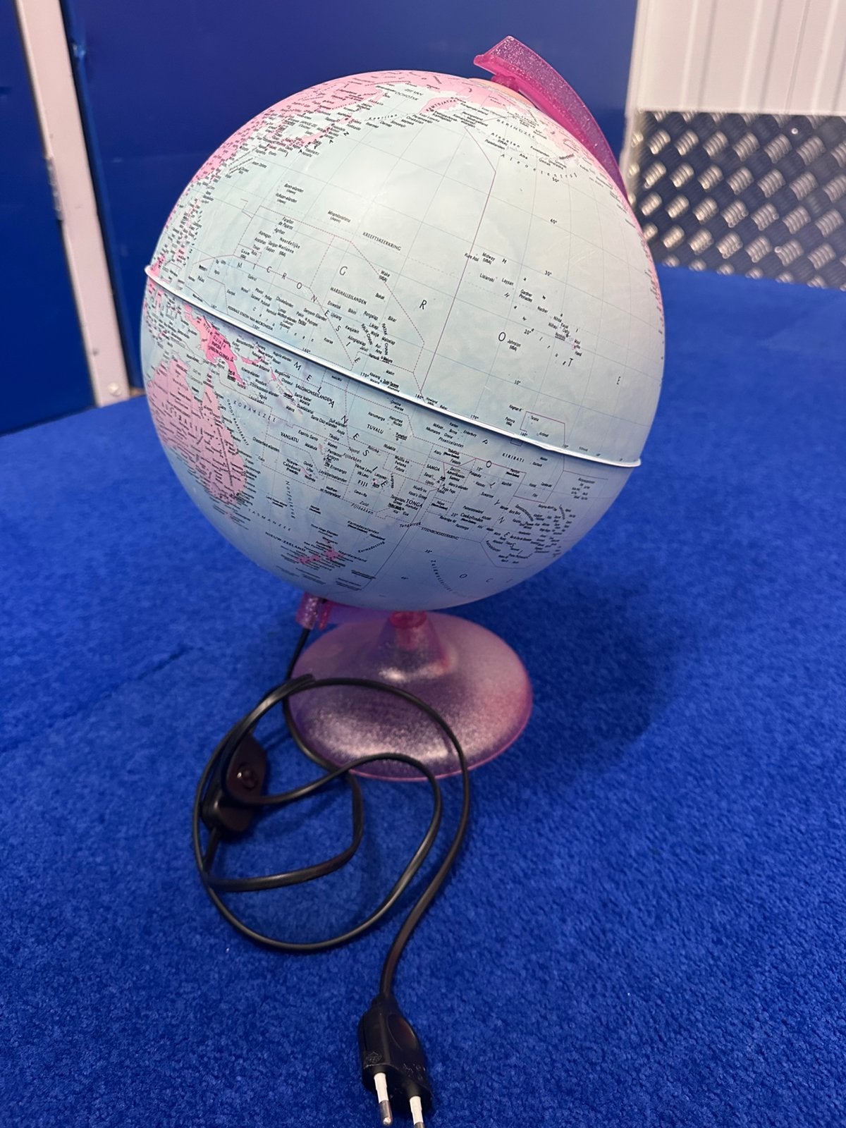 Wereldbol, roze, verlicht, €20, Ophalen, Verlicht, Zo goed als nieuw